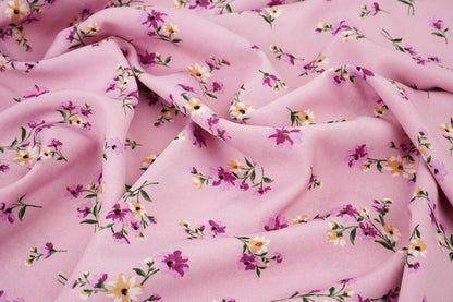 Image de tissu crêpe fin à fleurs roses – disponible en ligne chez Tissus Charlotte