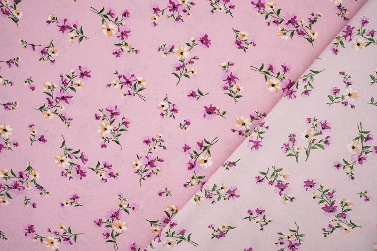 Image de tissu crêpe fin à fleurs roses – disponible en ligne chez Šarlotes audumi