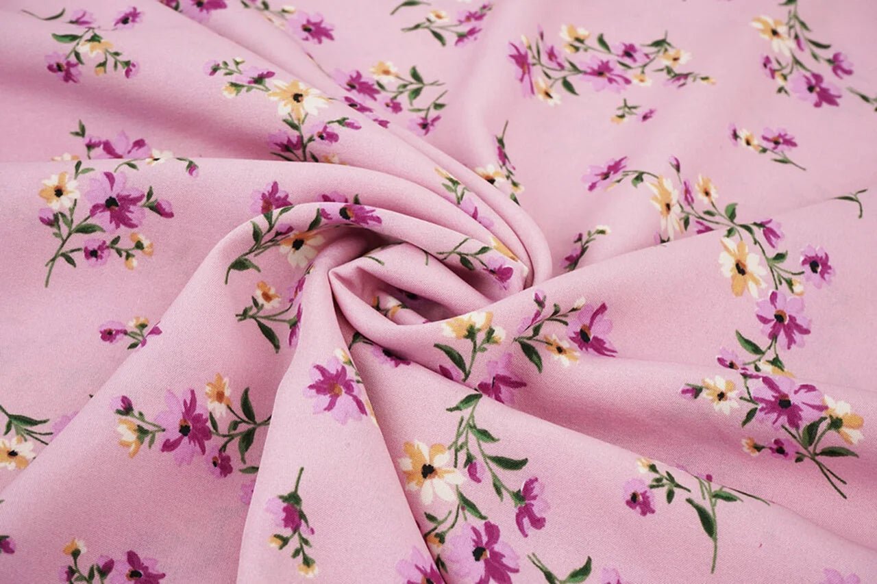 Image d’un fin tissu crêpe à fleurs roses – disponible en ligne chez Tissus de Charlotte