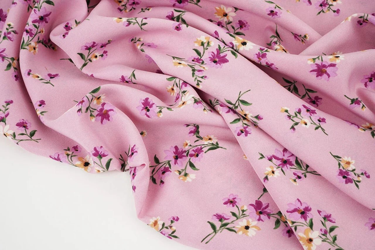 Tissu crêpe fin à fleurs roses, disponible en ligne chez Šarlotes audumi