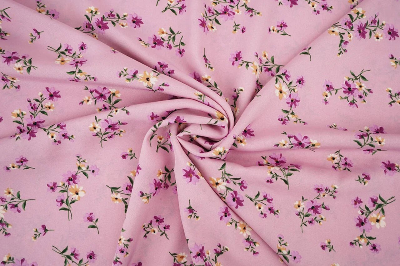 Image avec tissu crêpe fin à fleurs rose – disponible en ligne chez Šarlotes audumi