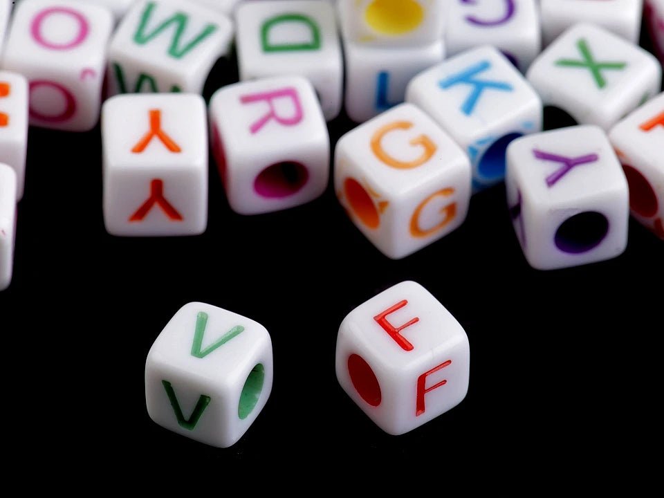 Image avec perles lettres en plastique – cubes | 6 × 6 mm|10 grammes – disponible chez Šarlotes audumi