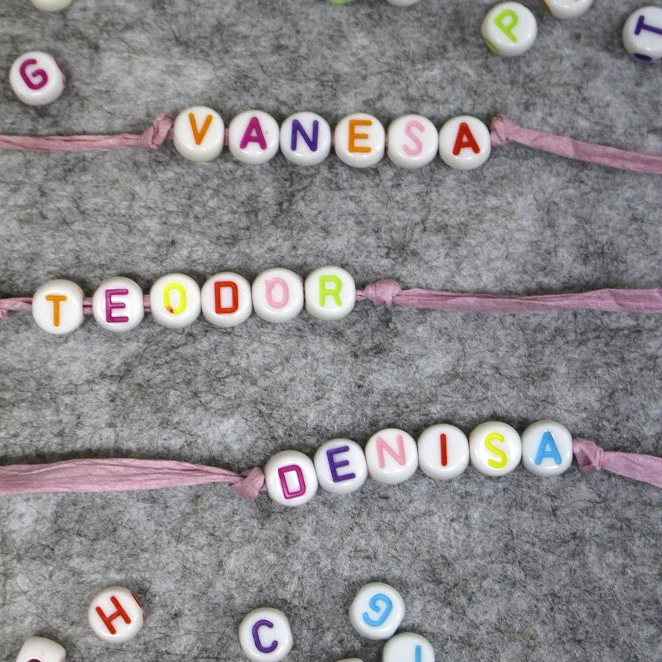Image avec des perles lettres en plastique – cubes | 6 × 6 mm | 10 grammes – disponible chez Šarlotes audumi