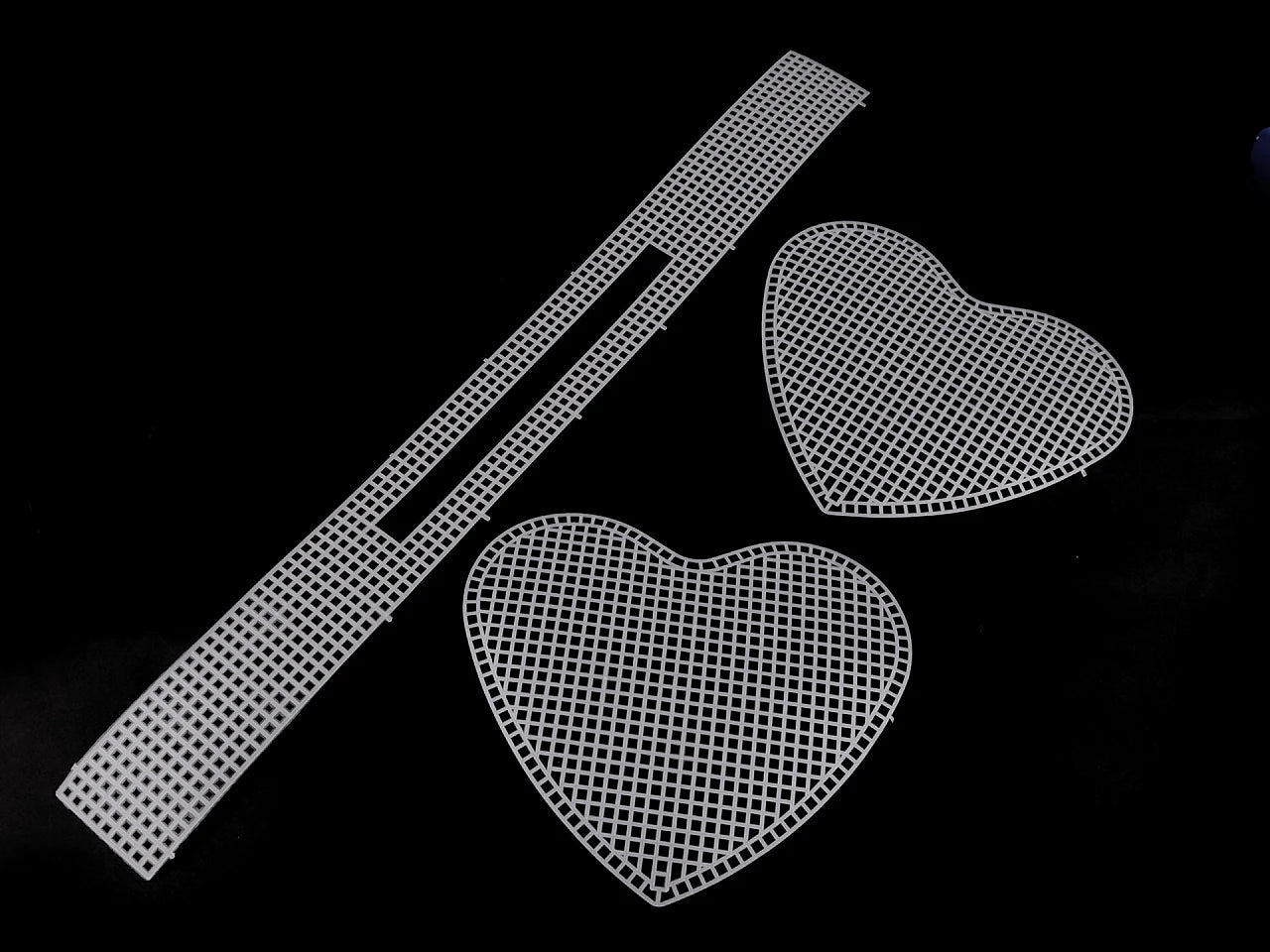 Image of plastic canvas for a heart-shaped purse – available at Šarlotes audumi