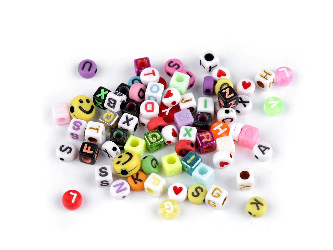 Image avec mélange de perles en plastique – lettres, cœurs et smileys | 6–10 mm – disponible chez Šarlotes audumi