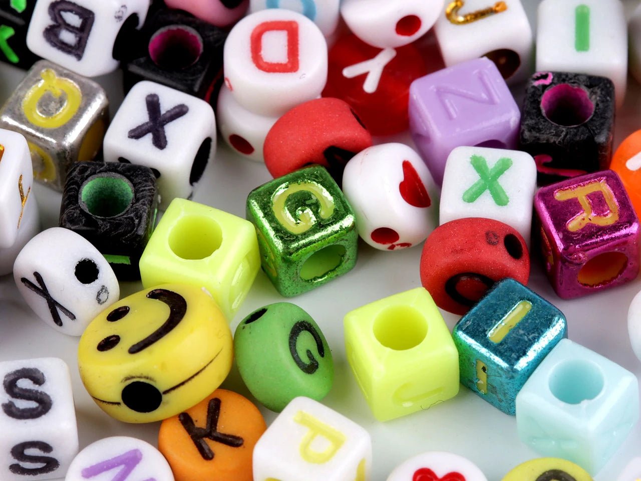 alt
Image avec mélange de perles en plastique – lettres, cœurs et smileys | 6–10 mm – disponible chez Šarlotes audumi