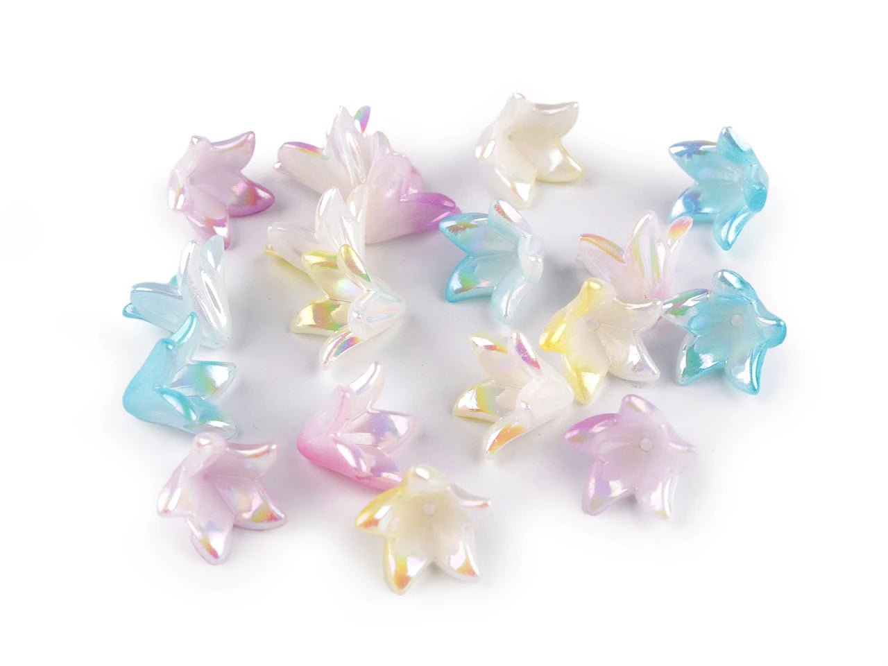 Image de perles en plastique en forme de fleur avec effet nacré 12×16 mm, 20 pièces – disponible chez Šarlotes audumi