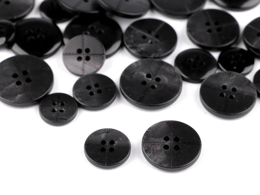 Attēls ar Plastmasas pogas 25 mm - melnas – pieejams Šarlotes audumi