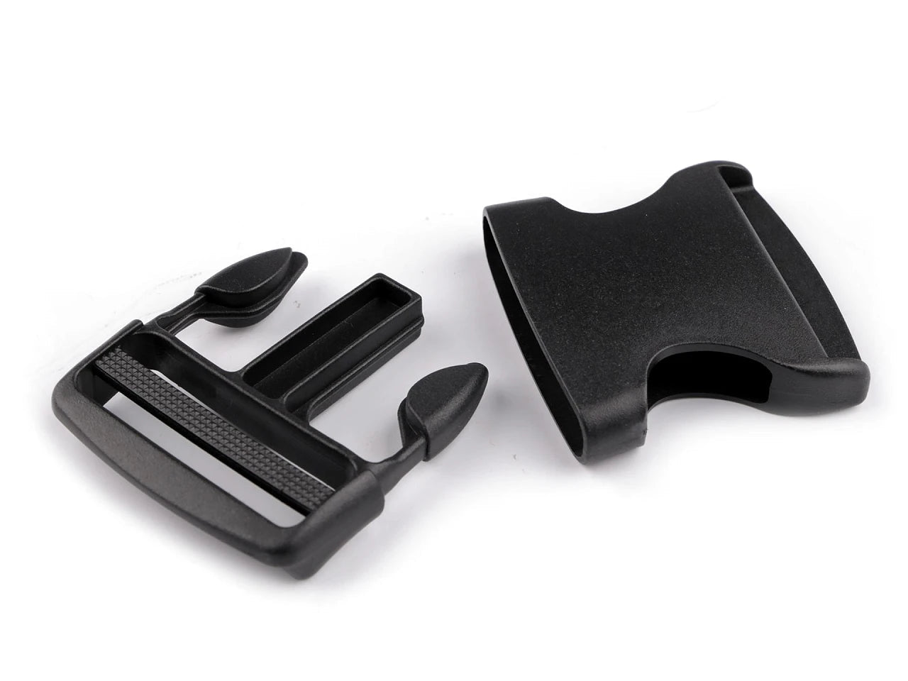 Image avec boucle à déclenchement latéral en plastique (side release buckle) 50 mm – disponible chez Šarlotes audumi
