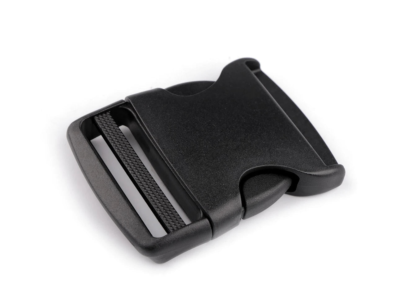Image avec boucle à déclenchement latéral en plastique (side release buckle) 50 mm – disponible chez Šarlotes audumi