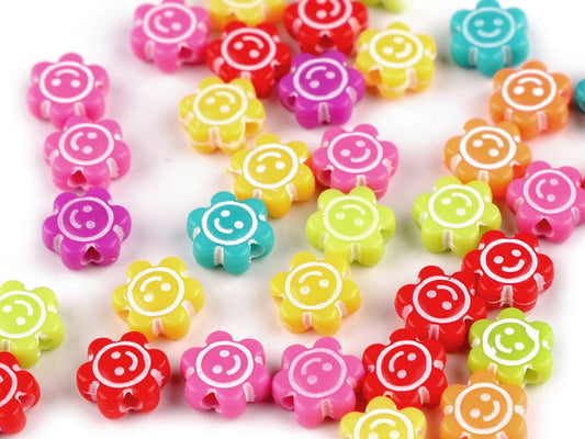 Image avec des perles fleurs en plastique Ø11 mm 10 g | de différentes teintes – disponible chez Šarlotes audumi