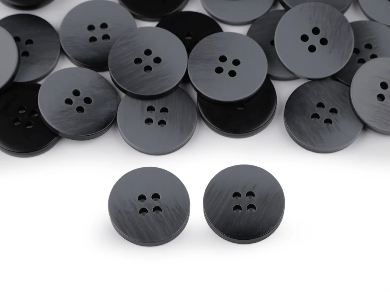 Image avec boutons à effet ombré, design élégant en dégradé de couleurs, Ø 21 mm - 28 mm – disponible chez Šarlotes audumi