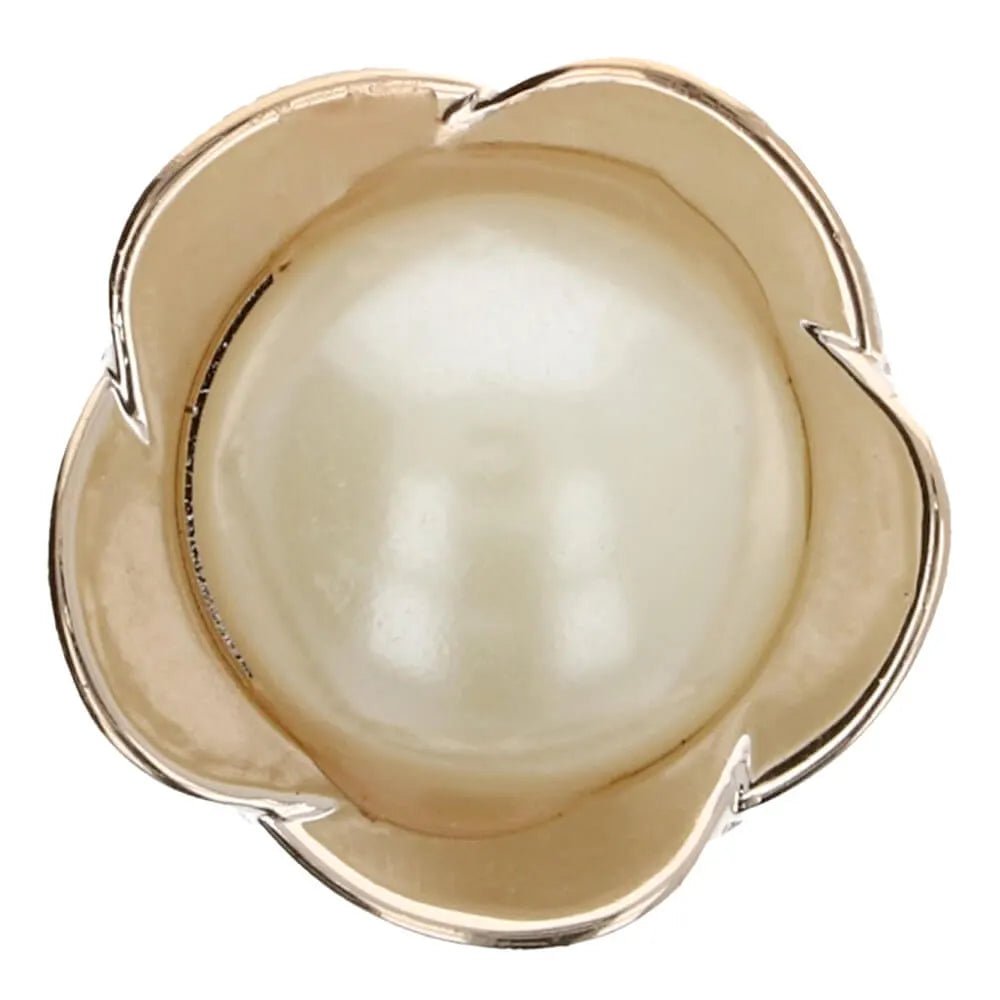 Image of 11.2 mm shank button - pearl in a flower - available at Šarlotes audumi
