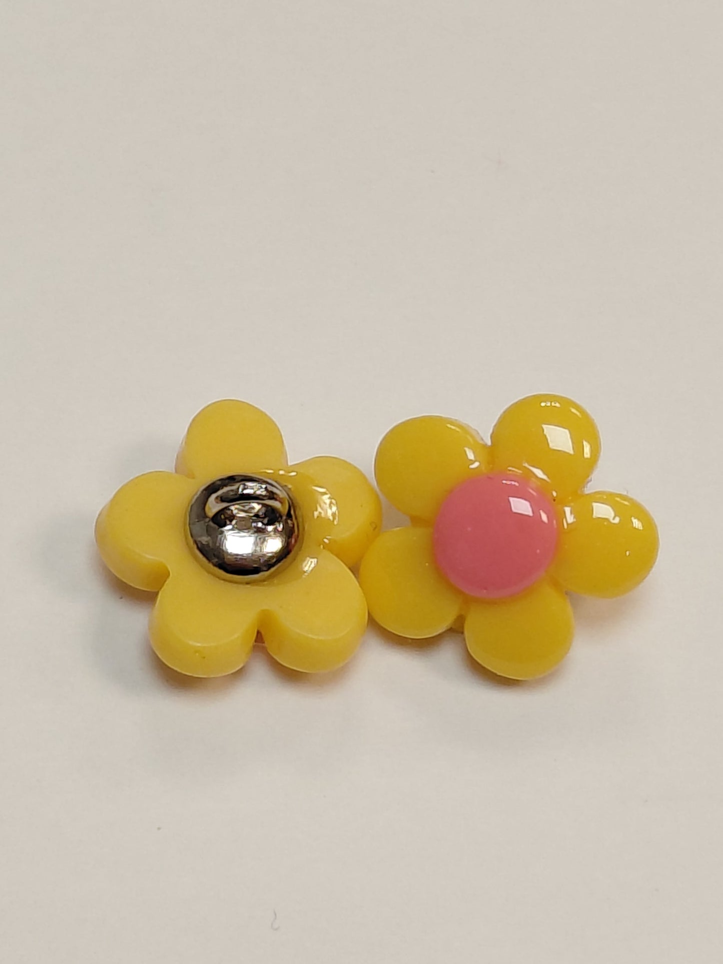 alt
Image d’un bouton sur tige 14 mm - fleur jaune – disponible chez Šarlotes audumi