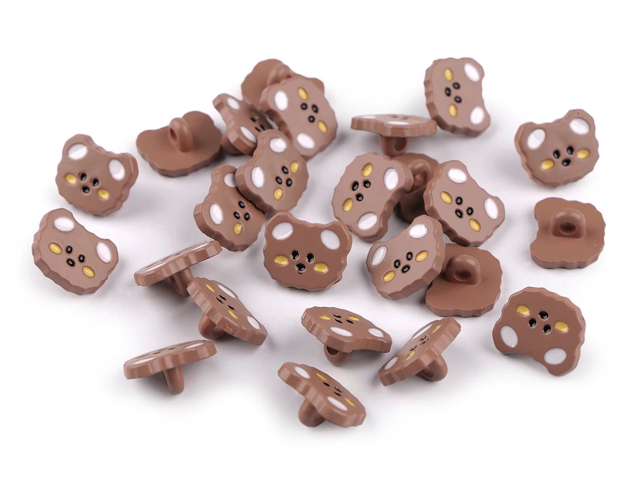 Image d’un bouton à pied de 15 mm, chats de différentes teintes – disponible chez Šarlotes audumi