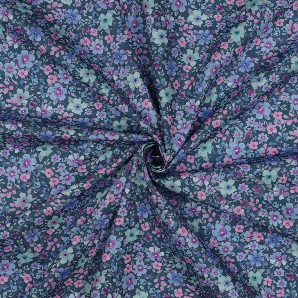 alt
Image with premium 100% cotton fabric - small flowers on petrol 110 g/m² – available at Šarlotes audumi