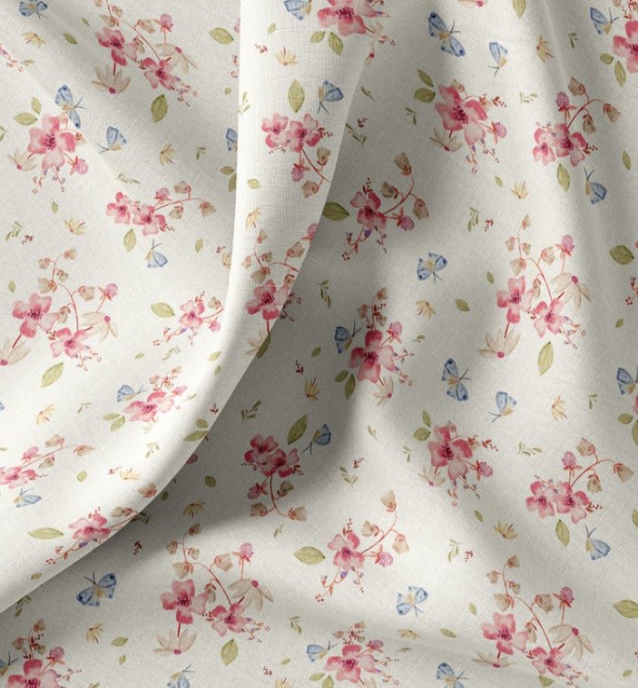 Image d’un tissu Premium 100 % coton - motif romantique de fleurs printanières 115 g/m² – disponible chez Šarlotes audumi