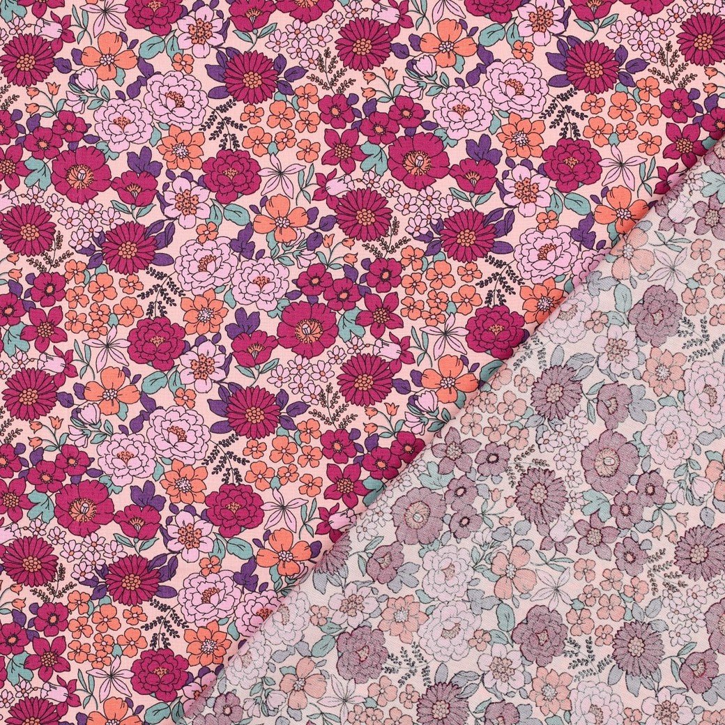 Image avec tissu premium 100 % coton, motif floral rose, 110 g/m² – disponible chez Šarlotes audumi
