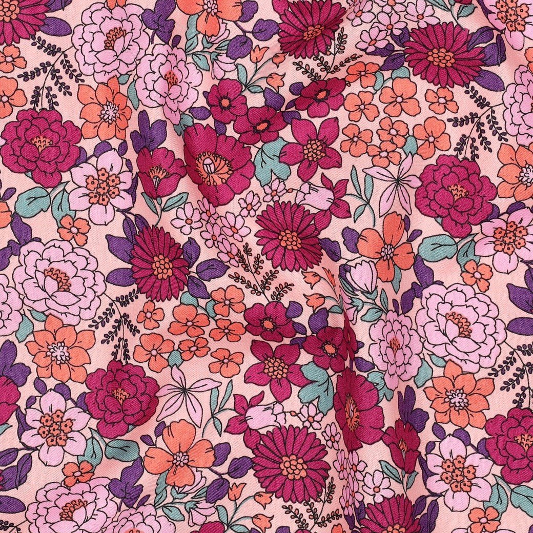 Image de tissu Premium 100 % coton à motif floral rose, 110 g/m² – disponible chez Šarlotes audumi
