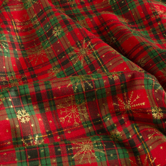 Image en tissu 100 % coton premium à carreaux rouges avec flocons de neige – disponible en ligne chez Šarlotes audumi