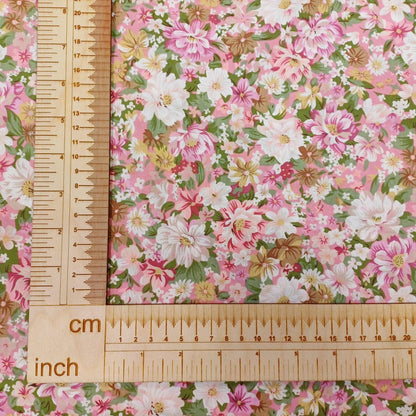 Tissu premium 100 % coton - fleurs d'été sur fond rose 115 g/m²