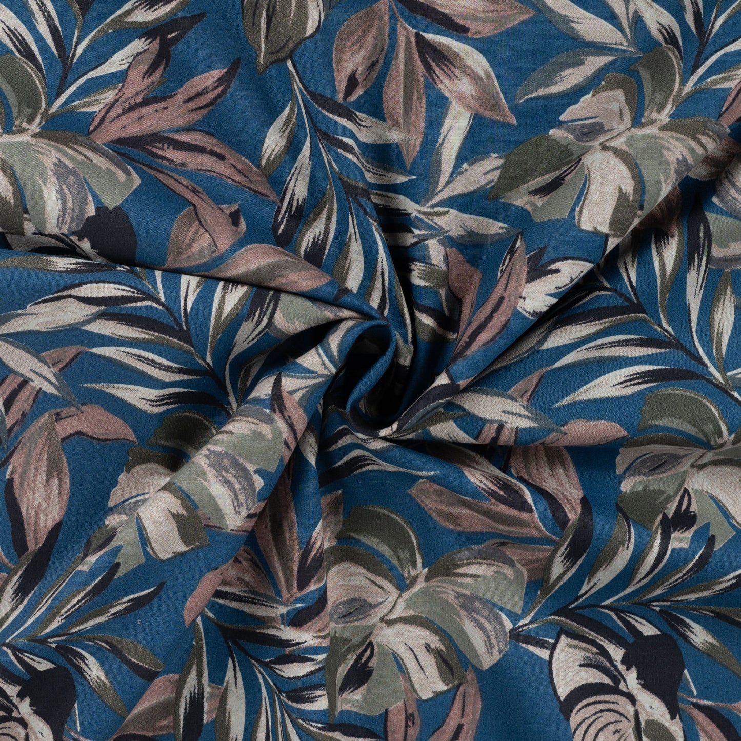 Image avec tissu en coton premium, popeline - feuillage tropical sur fond bleu – disponible en ligne chez Šarlotes audumi