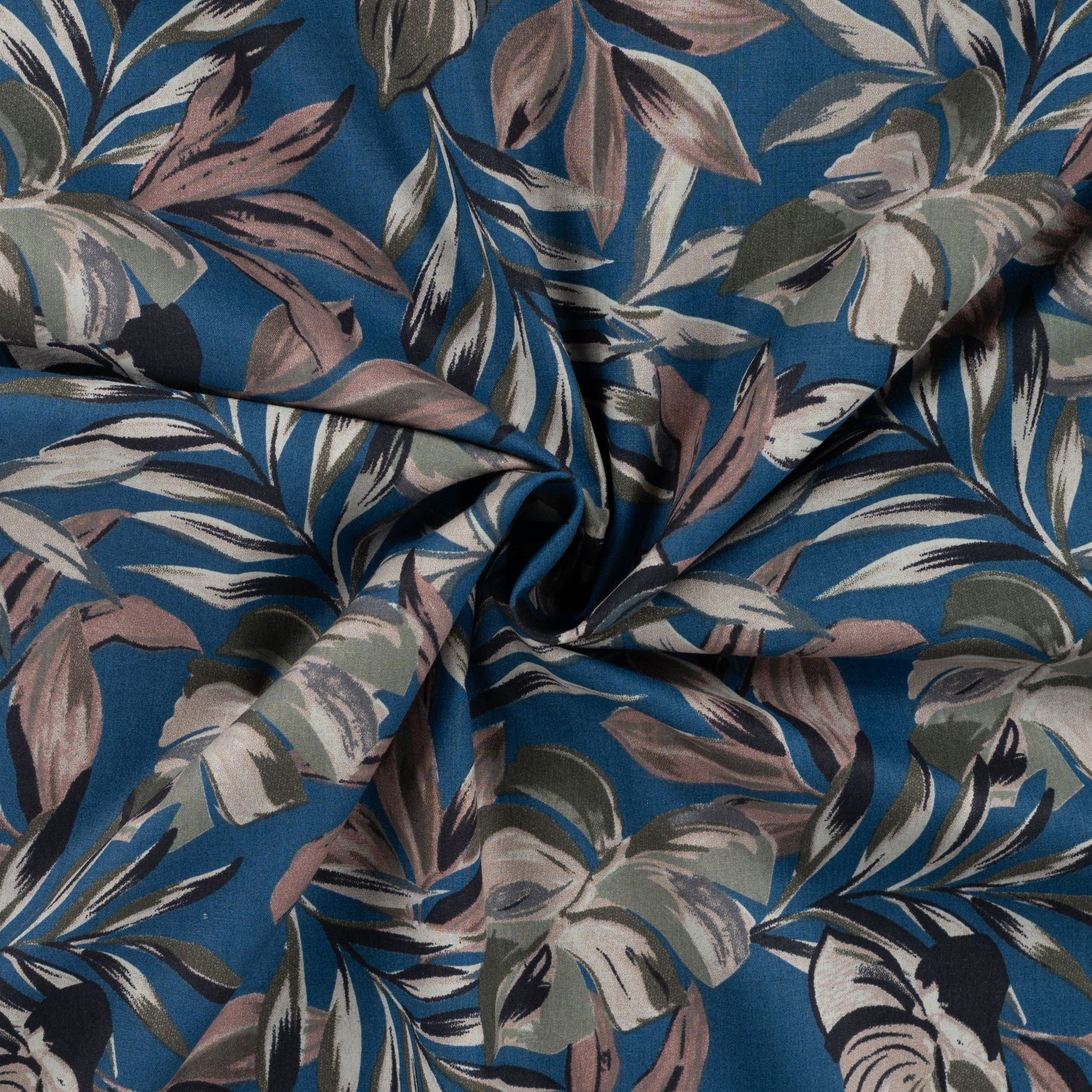 Image avec tissu en coton premium, popeline - feuillage tropical sur fond bleu – disponible en ligne chez Šarlotes audumi