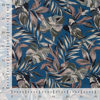 Image avec tissu en coton premium, popeline - feuillage tropical sur fond bleu – disponible en ligne chez Šarlotes audumi