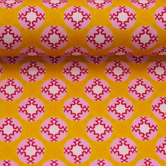 Image avec tissu en coton premium - médaillons rose rétro sur fond safran 130 g/m² – disponible chez Šarlotes audumi