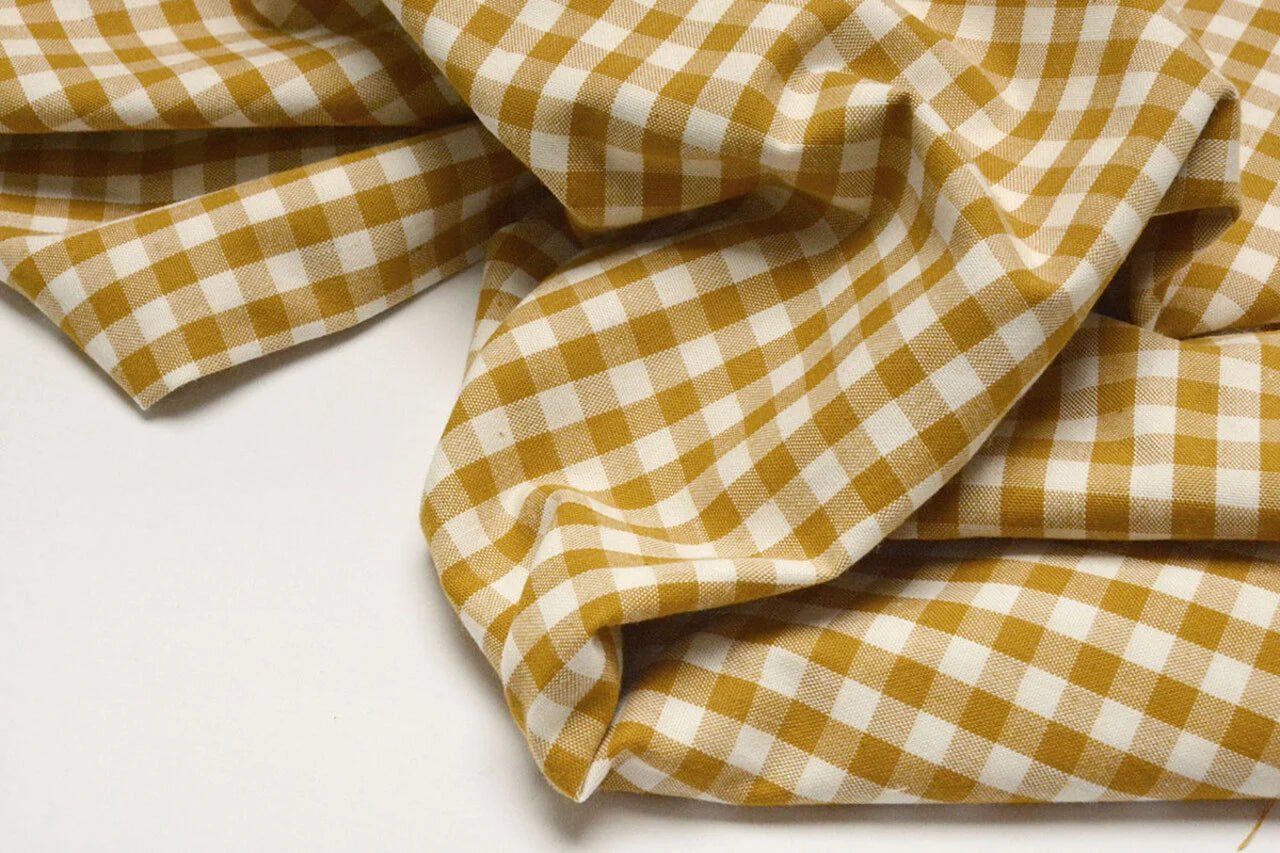 Image de tissu en coton premium à carreaux jaune moutarde – disponible en ligne chez Šarlotes audumi