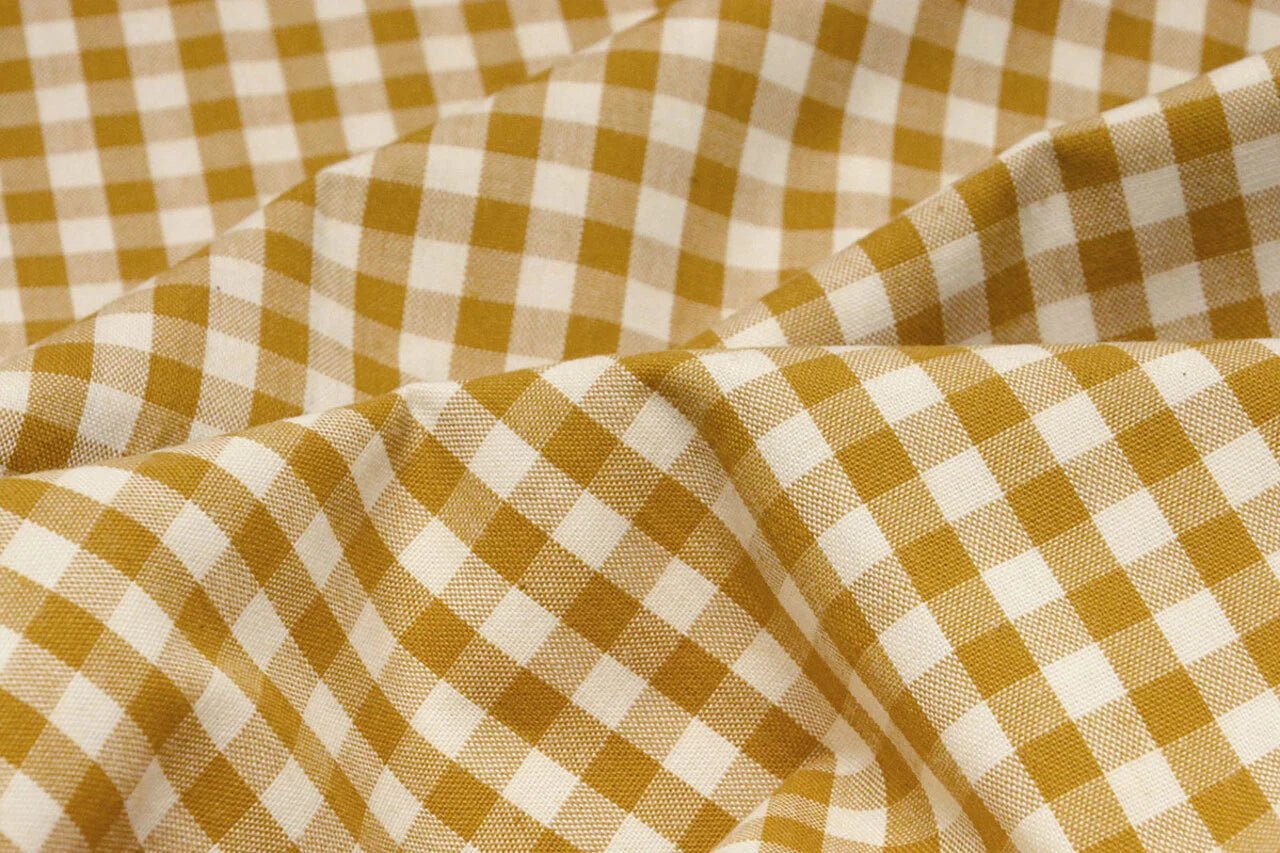 Image du tissu en coton premium à carreaux jaune moutarde – disponible en ligne chez Šarlotes audumi