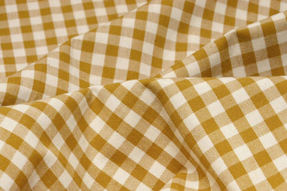 Image du tissu en coton premium à carreaux jaune moutarde – disponible en ligne chez Šarlotes audumi