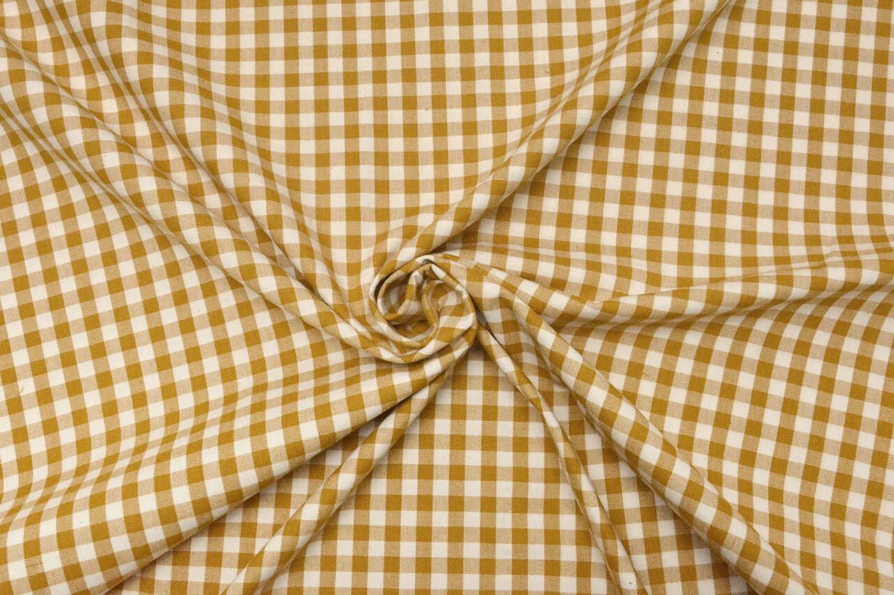 Image avec tissu en coton premium jaune moutarde à carreaux – disponible en ligne chez Šarlotes audumi