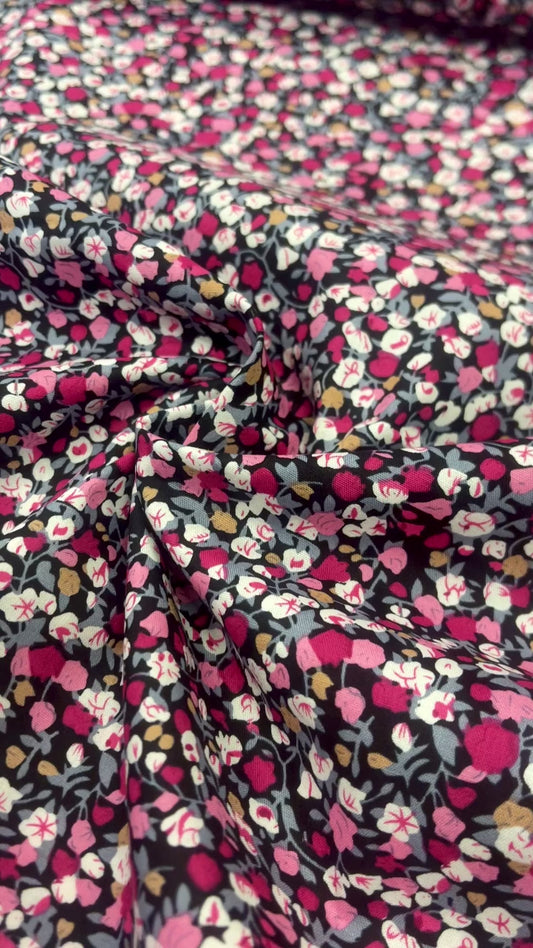 Premium 100% cotton fabric - fine small flowers on a black background 115 g/m²