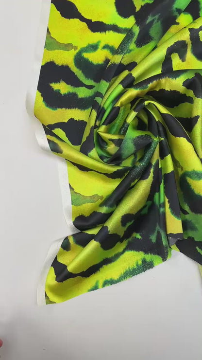 100% Silk Satin Pattern on Green Background 80 g/m²