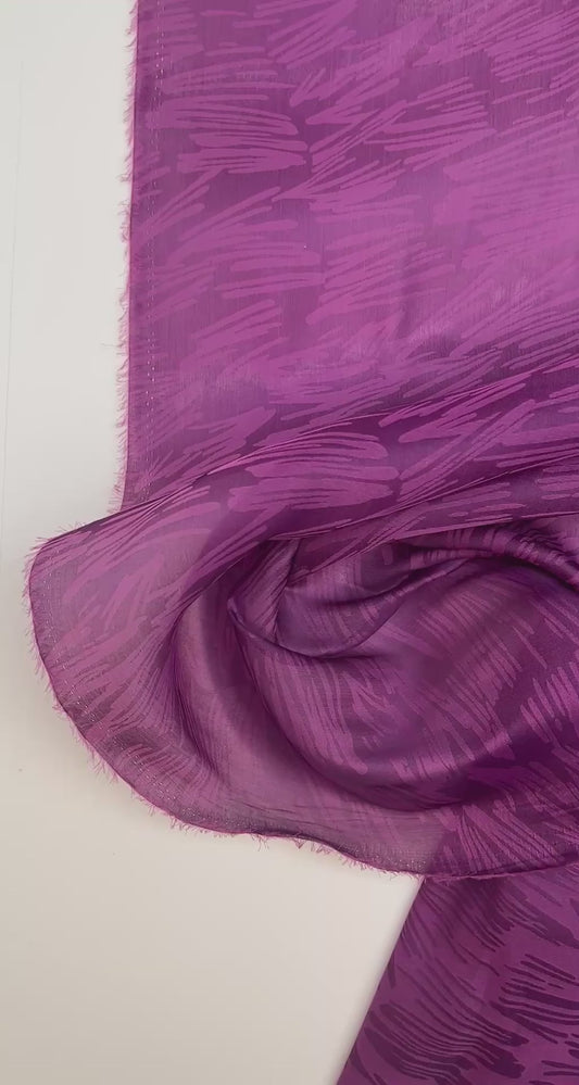 Tissu satin de soie italien aux tons rose et lilas avec motif abstrait – 45 g/m²