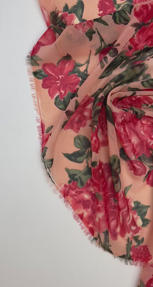 Tissu crêpe en polyamide avec motif floral rouge sur fond beige – Italie