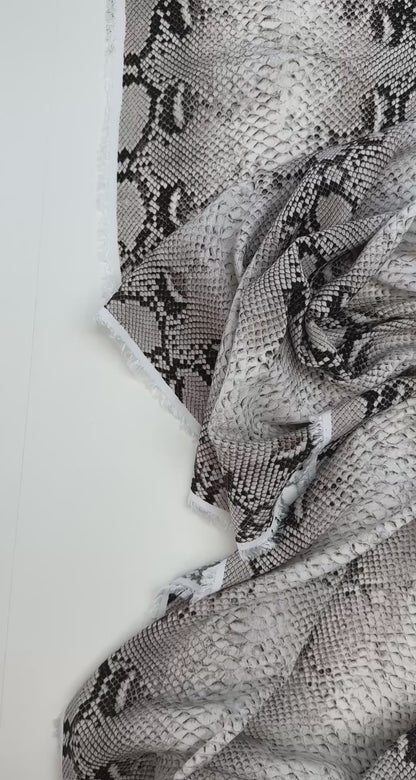 Tissu crêpe en viscose à motif peau de serpent dans des tons beiges – Italie