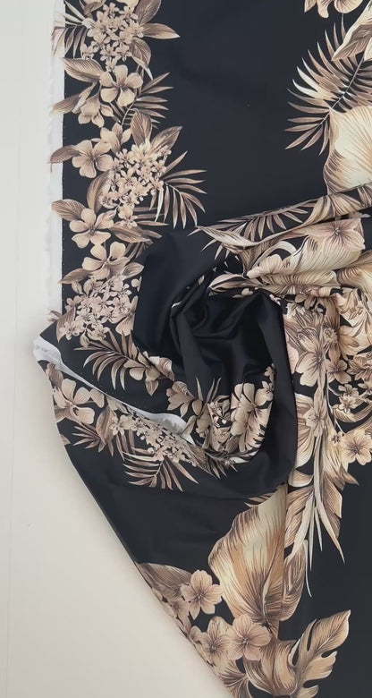Italienischer Baumwollstoff mit tropischem Blumenmuster auf schwarzem Hintergrund