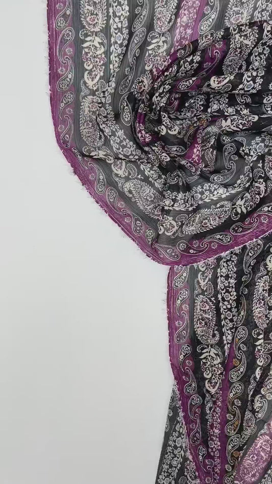 Italienischer Chiffonstoff mit schwarz-violettem Paisleymuster und Lurexfaden 70 g/m²