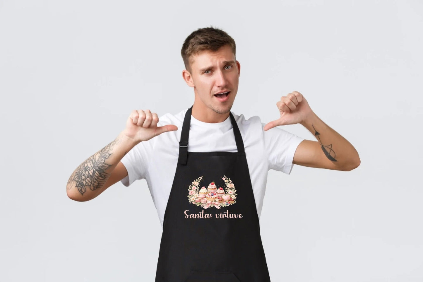 Image of a black apron with a personalized name – available at Šarlotes audumi