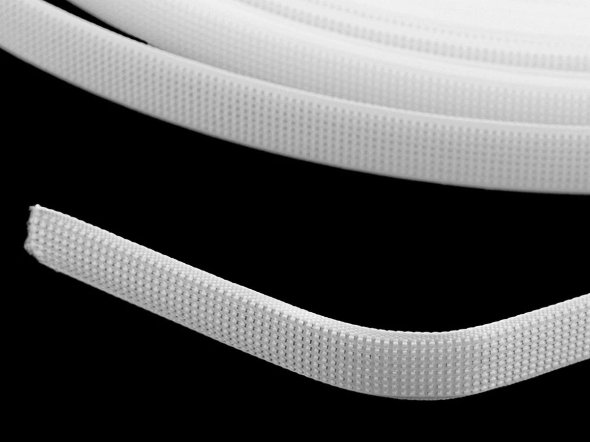Attēls ar Rigilene poliestera korsetes riba – šujama korsetes lente, 8 mm – balta – pieejams internetā Šarlotes audumi
