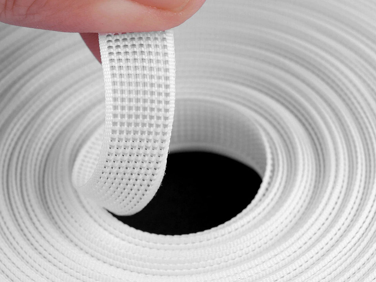 Attēls ar Rigilene poliestera korsetes riba – šujama korsetes lente, 8 mm – balta – pieejams internetā Šarlotes audumi