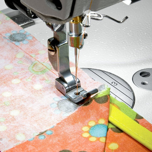 Image of an industrial sewing machine presser foot for piping insertion, 3.2 mm, left – available at Šarlotes audumi