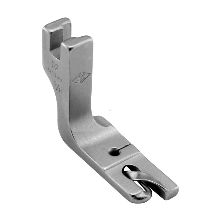 Image d’un pied pour machine à coudre industrielle pour ourlets, double, 3,2 mm – disponible chez Šarlotes audumi