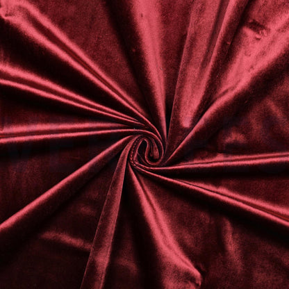 Image avec teinte velours couleur vin – disponible en ligne chez Šarlotes audumi
