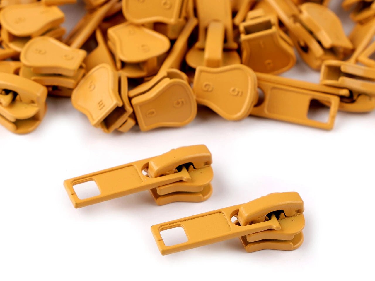 Attache coulissante pour tirette en plastique n°5, image de bateau | teintes variées – disponible chez Šarlotes audumi