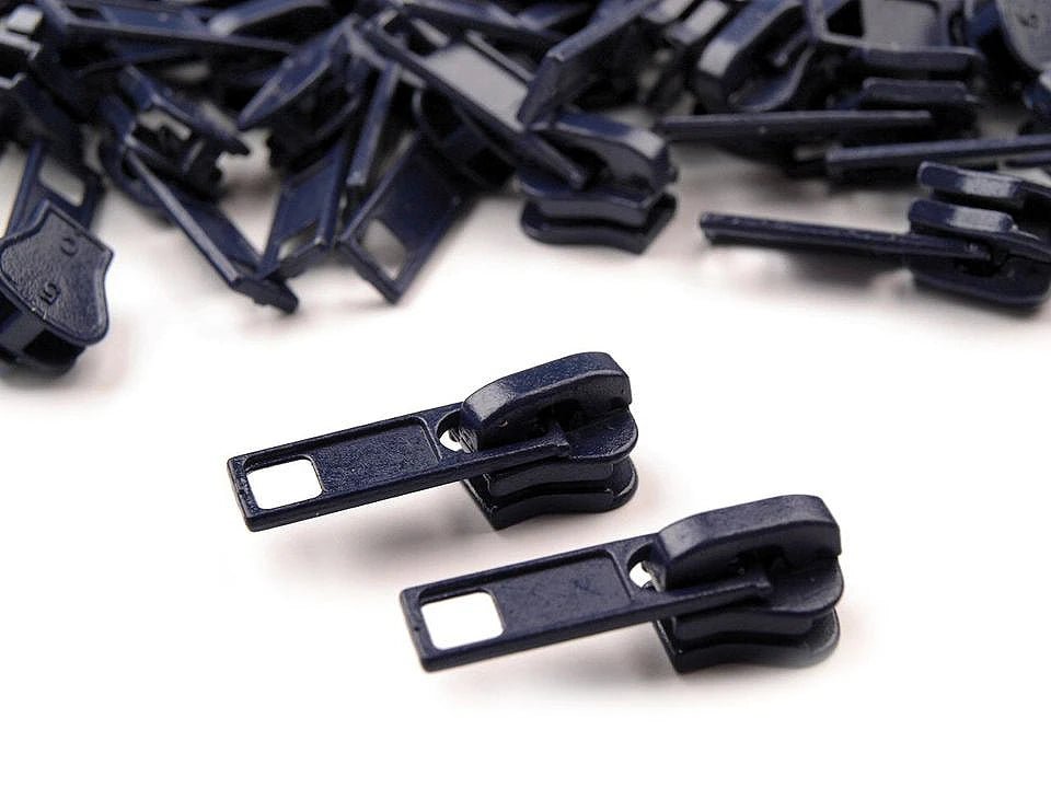 Image d’un curseur pour fermeture éclair en plastique n°5, en plusieurs coloris – disponible chez Šarlotes audumi