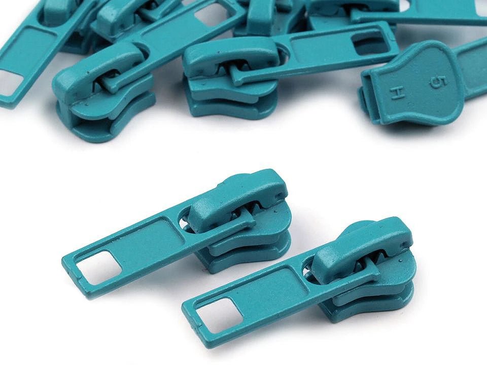 Image avec curseur pour fermeture éclair en plastique n°5, couleurs assorties – disponible chez Šarlotes audumi