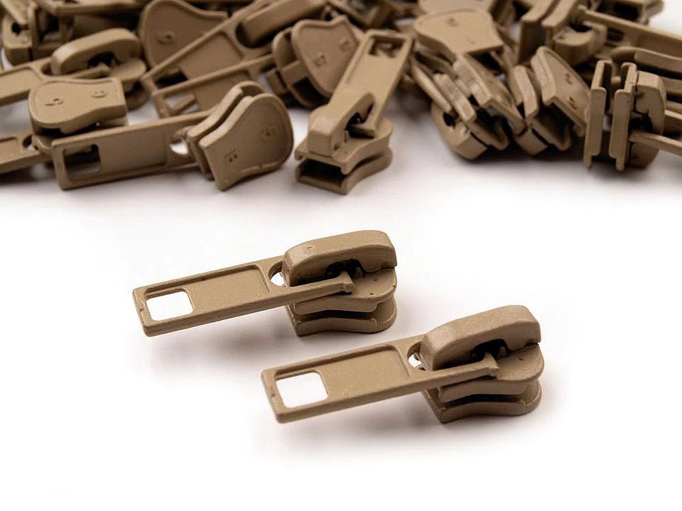 Curseur, tirette pour fermeture éclair en plastique n°5 | nuances variées – disponible chez Šarlotes audumi